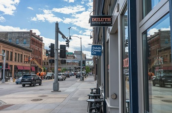 Gade midt i havnebyen Duluth, Minnesota - Foto: Finden Marketing Unsplash 1.jpg (