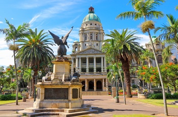 Rådhuset i Durban med krigsmonument i forgrunden, Sydafrika