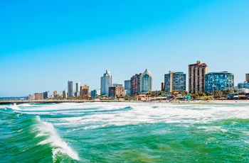 Højhuse lang strandpromenaden i Durban, Sydafrika