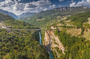 Durdevica-broen og Tara-floden i Durmitor National Park, Montenegro