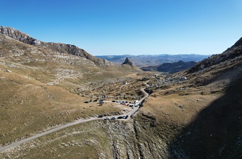 Vej gennem bjergene i Durmitor National Park, Montenegro