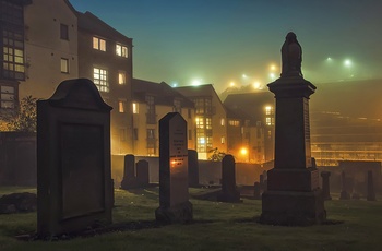 Kirkegård i Edinburgh om natten, Skotland