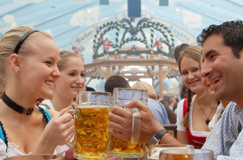 Der skåles under Oktoberfesten © München Tourismus, A. Kupka