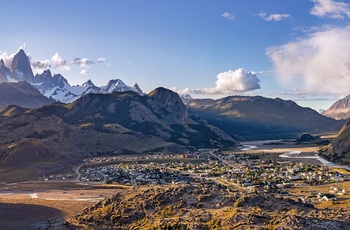 Udsigt til bjergbyen El Chalten med Fitz Roy-bjerget i baggrunden i Argentina, Patagonien