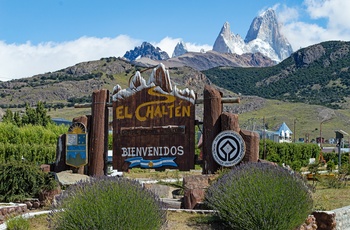 Velkommen til  bjergbyen El Chalten med Fitz Roy-bjerget i baggrunden i Argentina, Patagonien