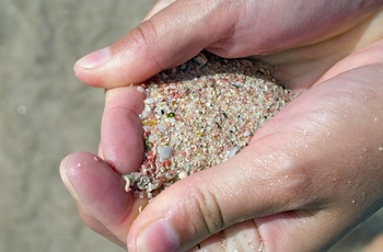 Lyserødt sand fra Elafonissi stranden på Kreta - Grækenland