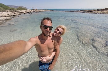 Par tager selfie på Elafonissi stranden på Kreta - Grækenland