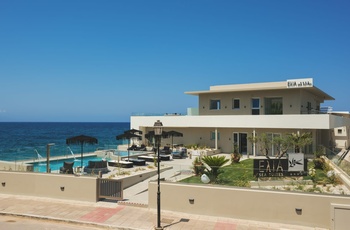 Elia Sea Suites - Facade og pool
