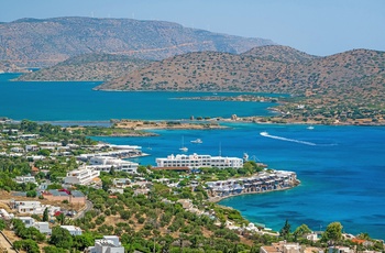 Udsigt over den elegante badeby Elounda på Kreta