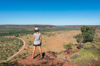 Kvindelig rejsende spejer ud over Elsey National Park - Northern Territory i Australien