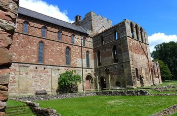 England - de imponerende ruiner af klosteret Lanercost Priory