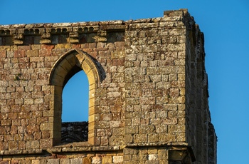England - detajle fra de imponerende ruiner af klosteret Lanercost Priory