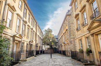 England, Bath - charmerende gade med symmetriske georgiske rækkehuse