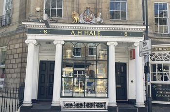 England, Bath - smuk apoteksfacade på Argyle Street 8