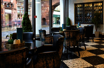 England, Chester - udsyn til Eastgate Street fra restauranten La Brasserie på Chester Grovenor