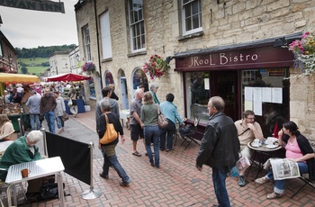 England, Cotswold - række af boder på Stroud Farmers market i Stroud (Foto Cotswolds Tourism)