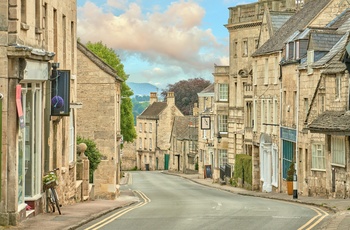 England, Cotswolds, Painswick - kig ned af High Street 