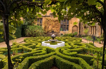 England, Gloucestershire, Cotswolds - Sudeley Castle med en af de mange smukke haver