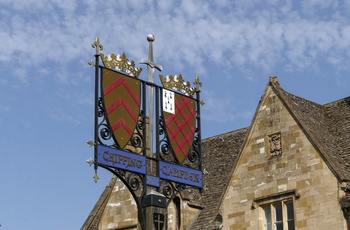 England, Gloucestershire, Cotswolds, Chipping Campden - skilt på byens Market Square.jpg