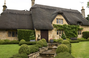 England, Gloucestershire, Cotswolds, Chipping Campden - smukt stenhus med stråtag og klippede buske i haven