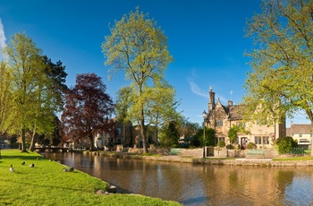 England, Glouchestershire, Cotsworld - Bourton on the Water en idyllisk by i Cotsworld