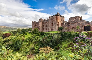 England, Lake District - det imponerende Muncaster Castle med vue over floden Esk.jpg