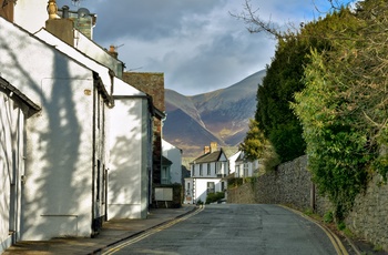 England, Lake District - gade i Keswick by med Skiddaw i baggrunden