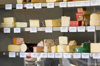 England, Lake District - ost på Keswick Market (Lakes Cumbria Tourism)
