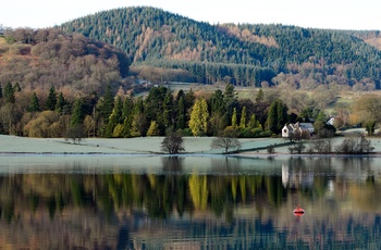 England, Lake District, Ullswater - et vue over landskabet en morgen med frost