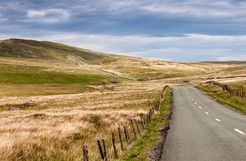 England, North Yorkshire, North Pennines - landevejen B6276 løber gennem det øde hedelandskab i North Pennines