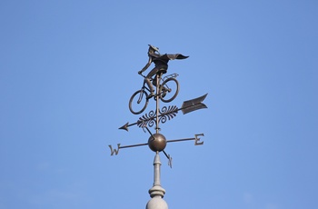 England, Oxford - vejrhane designet af Yiangou Architects i 2014 på Siew-Sngiem clock tower ved Harris Manchester College