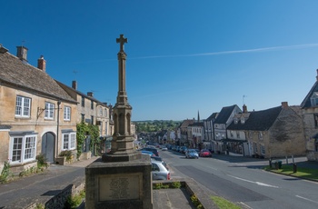 England, Oxfordshire, Cotswold, Burford - byens war memorial på The Hill for de faldne i 1 og 2 verdenskrig (Foto Cotswolds Tourism)