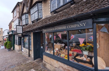 England, Oxfordshire. Burford - The Cotswold Cheese Company på High Street (Foto Cotswolds Tourism)