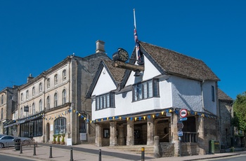 England, Oxfordshire. Burford - Tolsey handelsstedet på High Street (Foto Cotswolds Tourism)