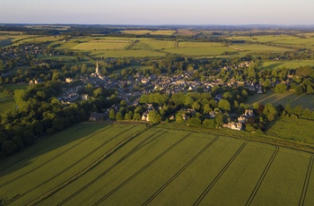 England, Oxfordshire. Burford - byen omgivet af grønne marker