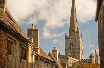 England, Oxfordshire. Burford - byens kirke St. John the Baptist knejser over byens huse