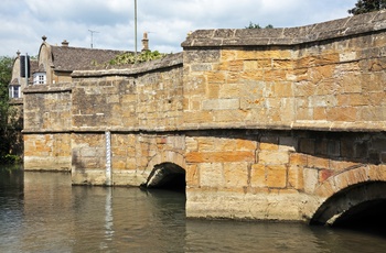 England, Oxfordshire. Burford - middelalder broen over Windrush River