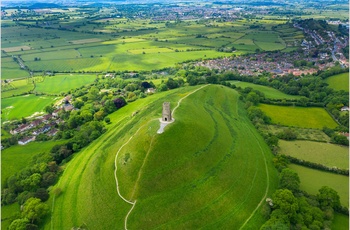 England, Somerset - Glastonbury Tor med byen Glastonbury i baggrunden