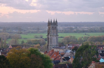 England, Somerset - St John the Baptist's Church knejser højt og flot over Glastonbury