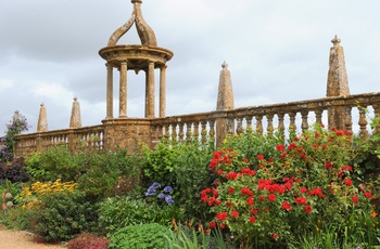 England, Somerset - blomsterbed med stateligt stakit i Montacute House
