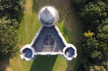 England, Somerset - dronebillede af King Alfreds Tower står flot i en lysning i skoven