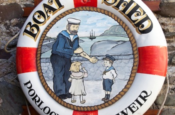 England, Somerset - en sejler viser tatoveringer i Porlock Weir (Foto Neville Stanikk by Exmoor NP)