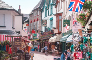 England, Somerset - festlig hovedgade i Lynmouth (Foto Neville Stanikk by Exmoor NP)