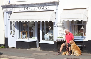 England, Somerset - hunde er altid velkomne i Dulverton (Foto Neville Stanikk by Exmoor NP)