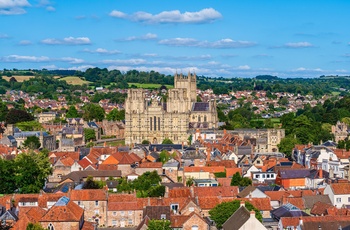 England, Somerset - katedralen i Wells knejser over byens gamle huse
