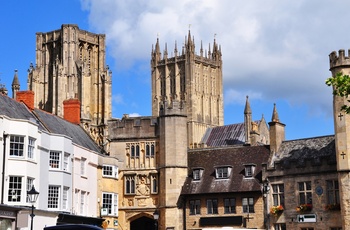 England, Somerset - katedralen i byen Wells omgivet af gamle huse