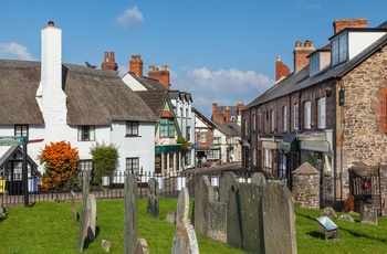 England, Somerset - kirkegård og by i skøn forening på High Street i Porlock (Foto Neville Stanikk by Exmoor NP)