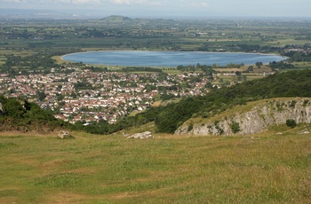England, Somerset - ostebyen Cheddar med Cheddar Reservoir i baggrunden