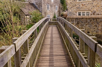 England, Somerset - søde huse og bro over Mells River i Nunney