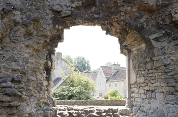 England, Somerset - smukke huse i Nunney set gennem vindue i Nunney Castle
